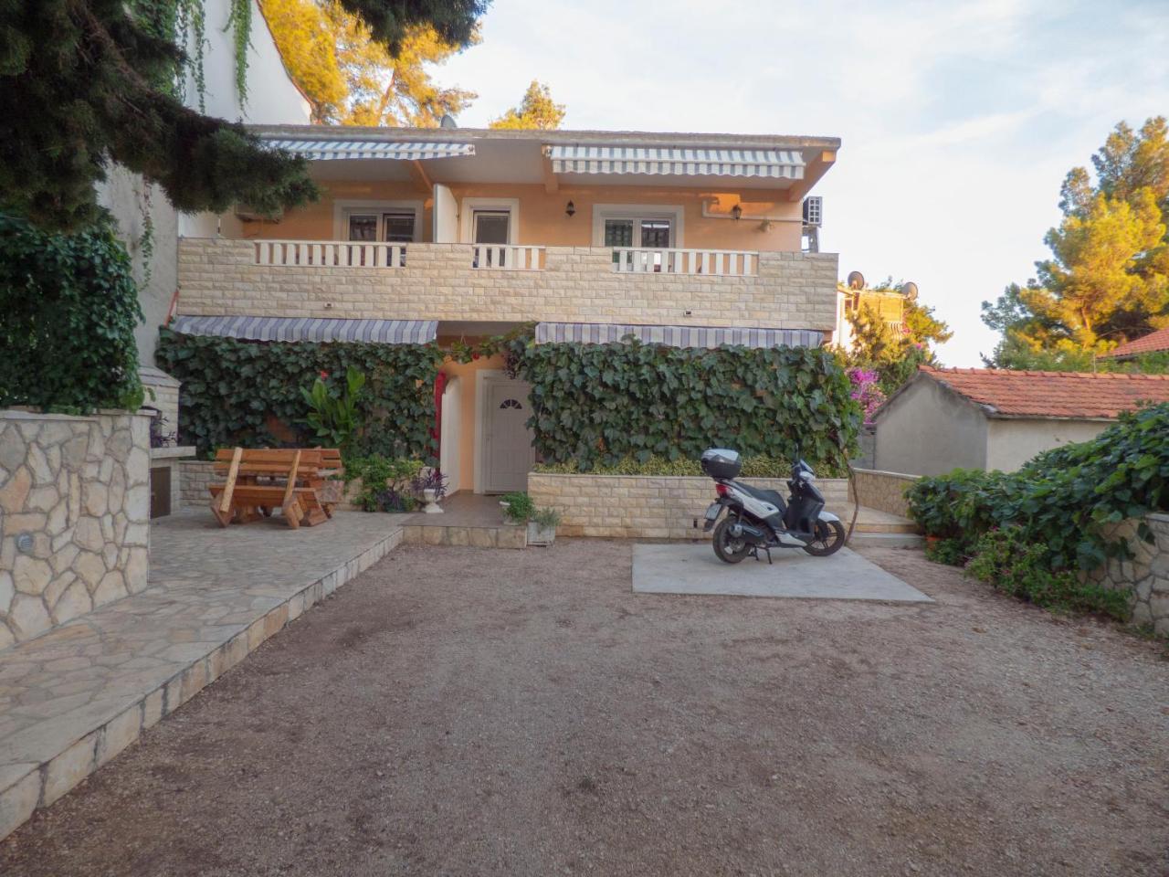 Apartments Plaza Ivan Dolac Exterior photo